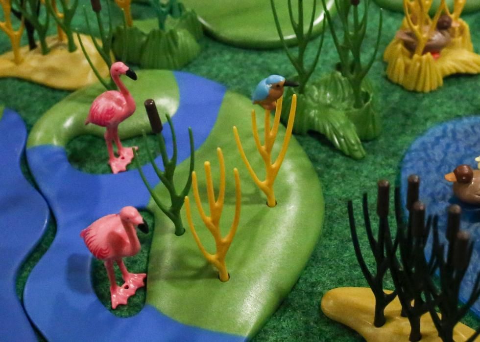 Mavea expone cuatro ecosistemas con Playmobil.