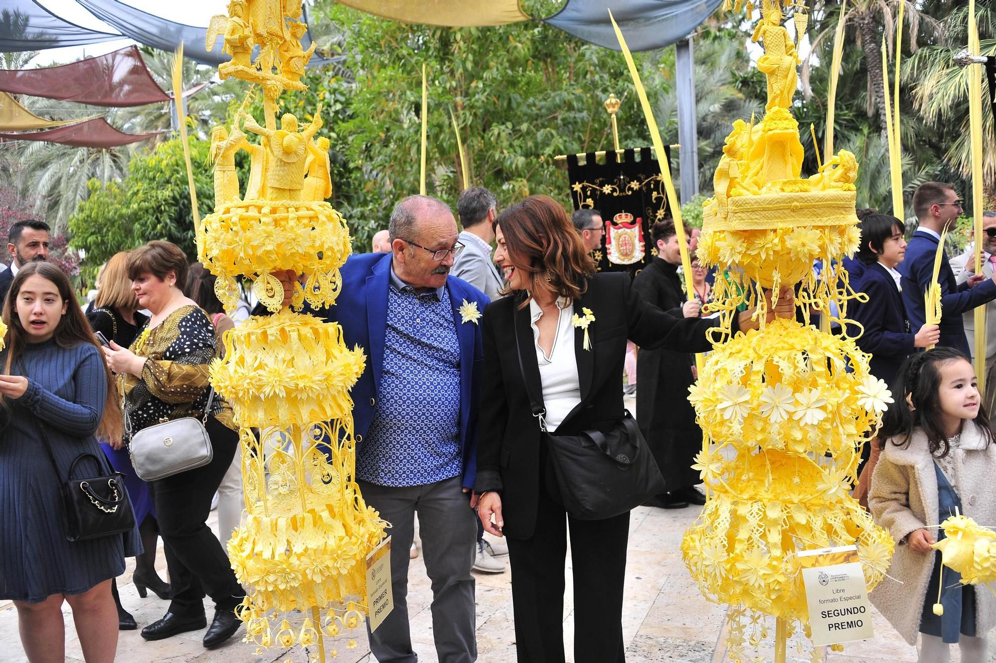 Miles de palmas blancas llenan Elche de tradición