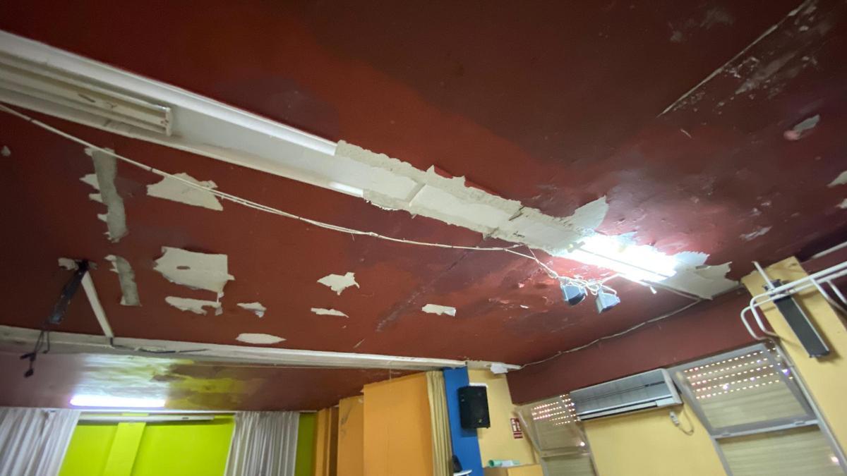 Desconchones en el techo y persianas rotas en una de las aulas del instituto Juan Sebastián Elcano.