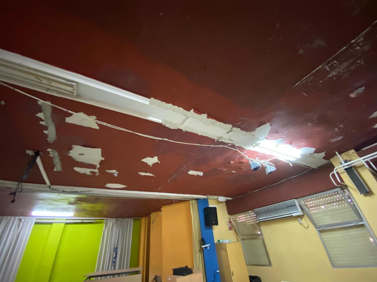Desconchones en el techo y persianas rotas en una de las aulas del instituto Juan Sebastián Elcano en mayo
