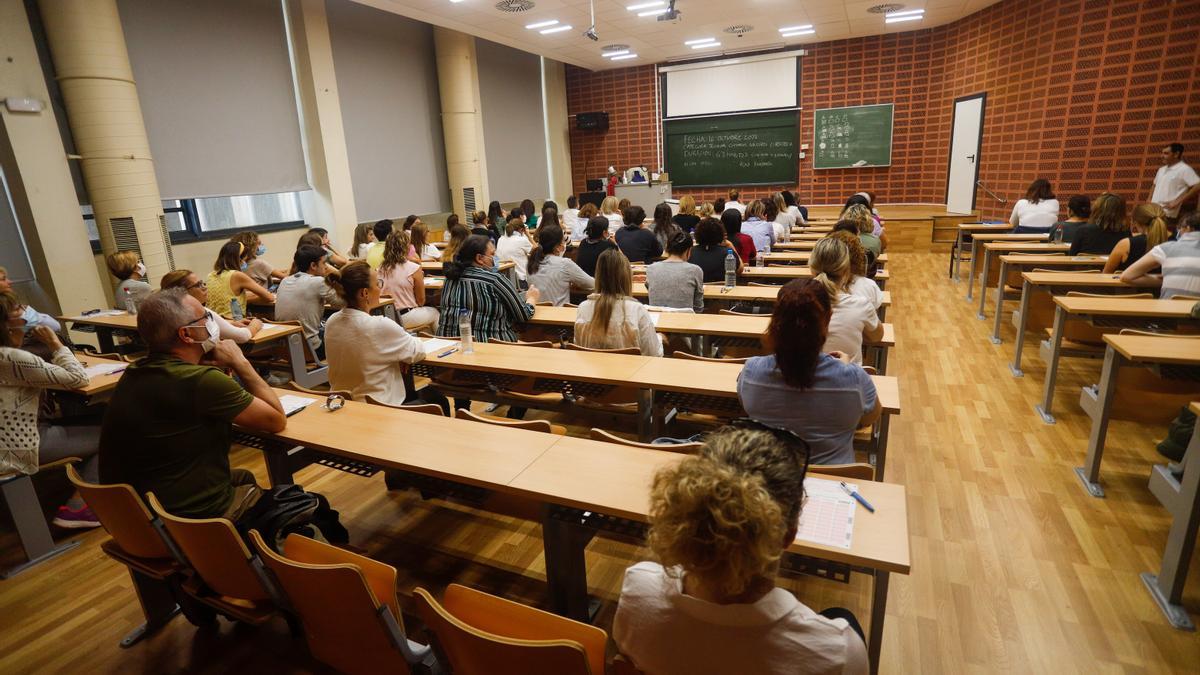 Imagen del interior de una de las aulas de examen de la oposición de auxiliar de enfermería celebrada el 16 de octubre.