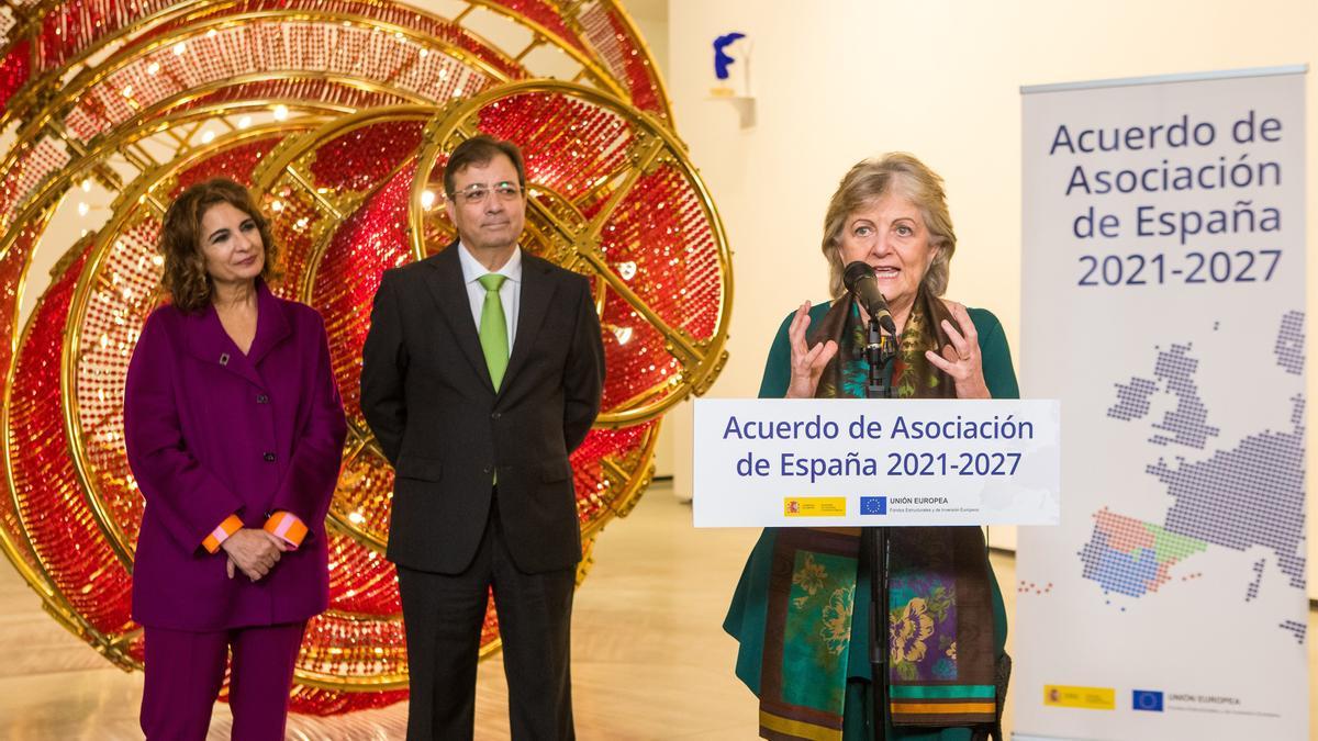 La comisaria se Cohesión y Reformas de la UE, Elisa Ferreira, junto a la ministra de Hacienda, María Jesús Montero,  y el presidente de la Junta de Extremadura, Guillermo Fernández Vara.