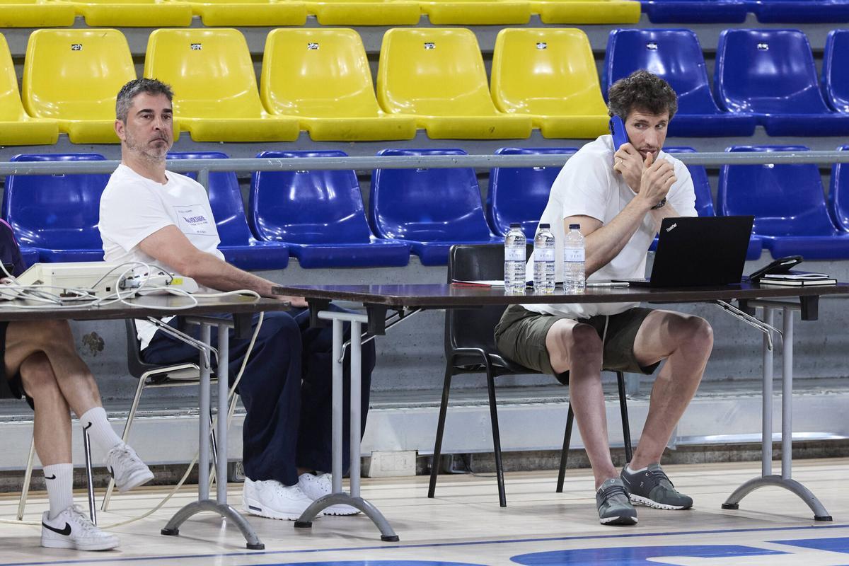 Juan Carlos Navarro y Mario Bruno Fernández, en el Palau Blaugrana, durante un entrenamiento del primer equipo de básquet.