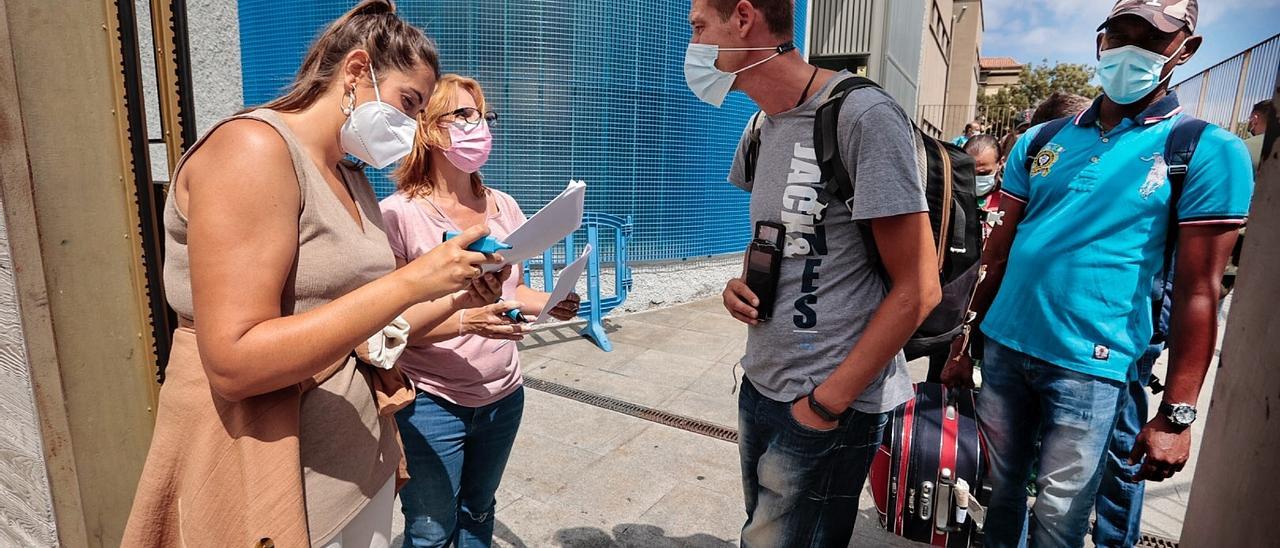 La concejala de Atención Social en Santa Cruz, Rosario González, en las puertas del albergue.