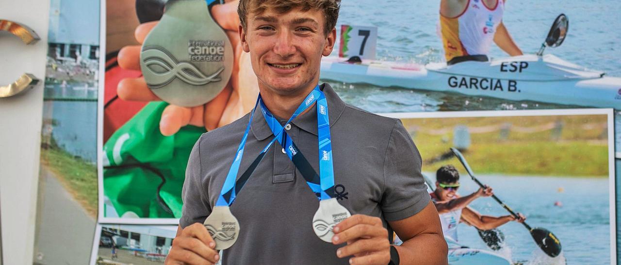 Bruno García, palista del Club Nàutic Sant Antoni, muestra las dos medallas de plata que ha logrado estos días con el equipo español en el Mundial Júnior de Portugal. |