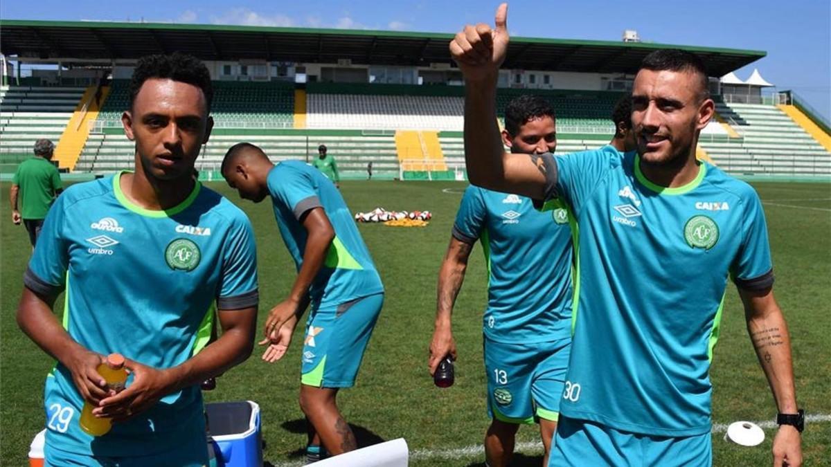 Alan Ruschel, uno de los supervivientes del accidente de avión del Chapecoense, saludando al público tras el entrenamiento de este viernes