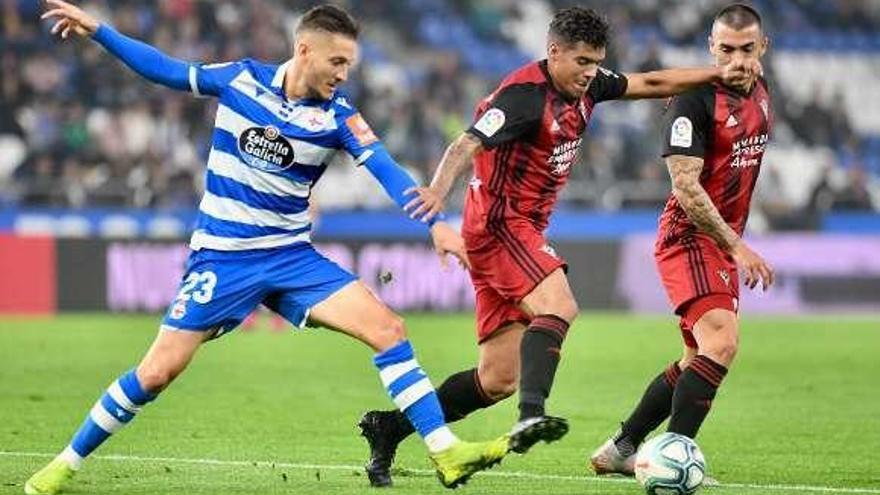 Borja Galán, del Deportivo, presiona a un rival. // Carlos Pardellas