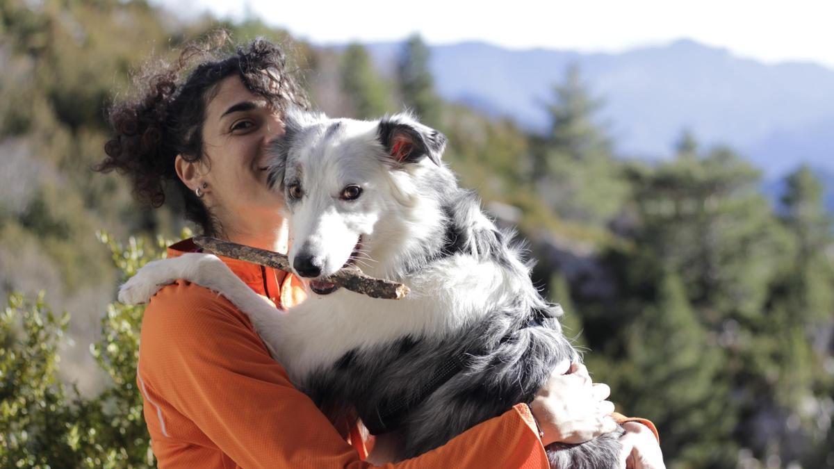 La responsable del projecte, Nei Fuentes, amb un dels gossos que educa