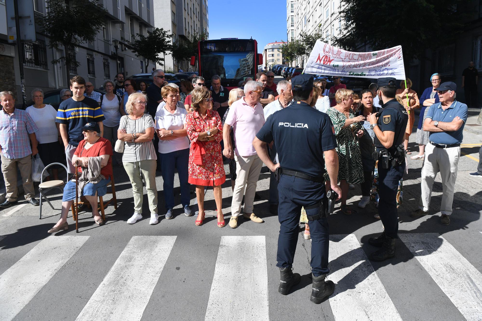 Concentración de vecinos por el abandono de un solar en la calle José María Hernansáez