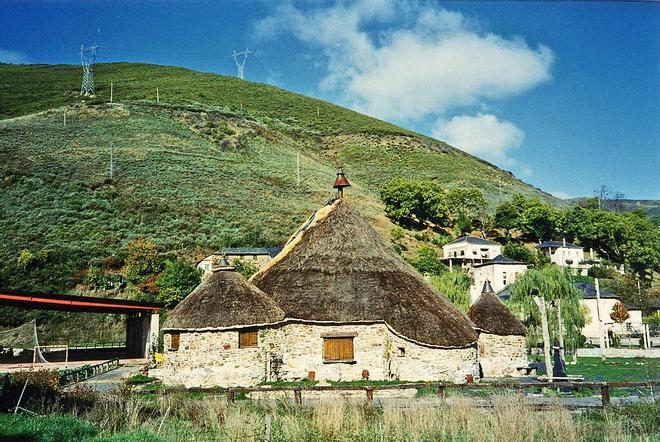 Las pallozas decoran este pueblo leonés.