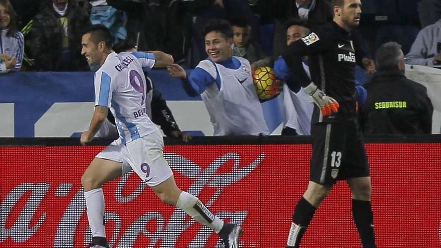 Charles celebra el gol ante el portero rojiblanco Oblak.