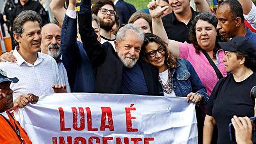 Lula da Silva celebra la seva sortida de la presó amb un grup de simpatitzants.