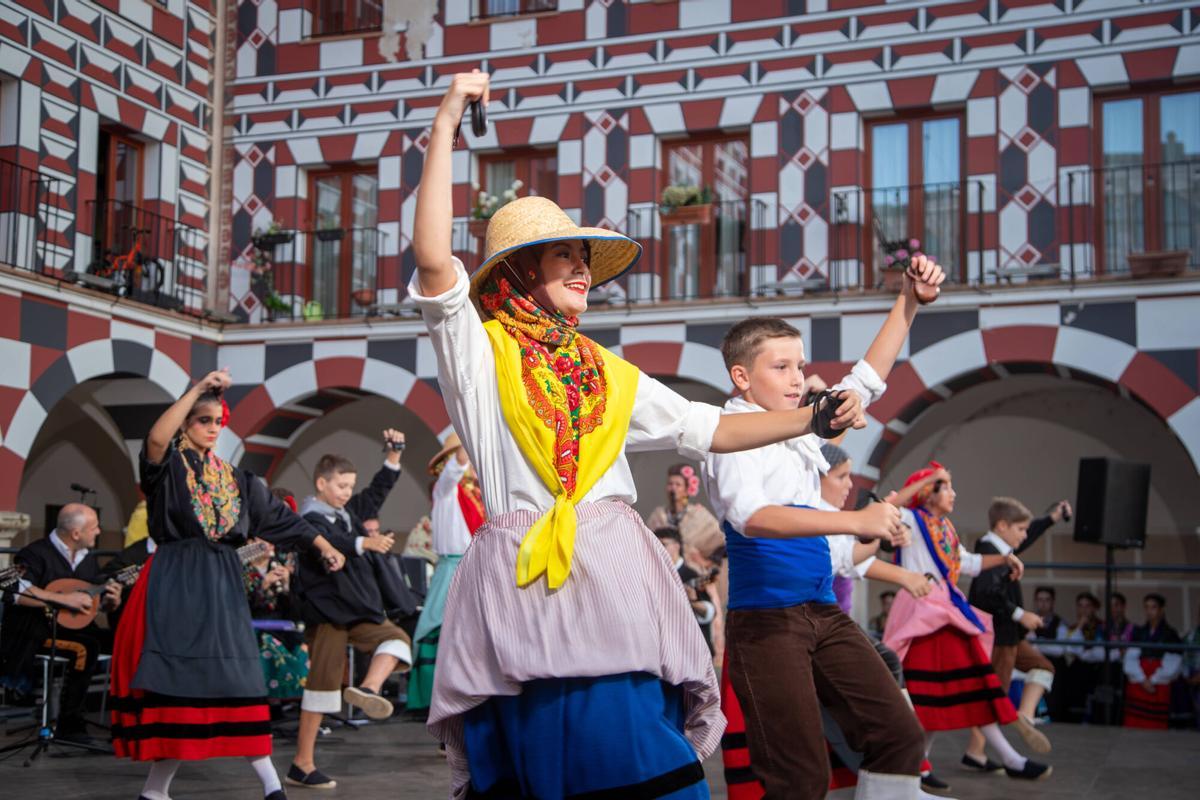 El folklore infantil toma la Plaza Alta de Badajoz