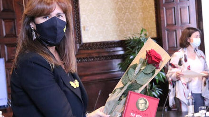 La presidenta del Parlament, Laura Borràs, ensenya una rosa i el llibre &#039;Tu ets jo&#039; (Teresa Juvé), abans de la reunió del 22 d&#039;abril de 2021