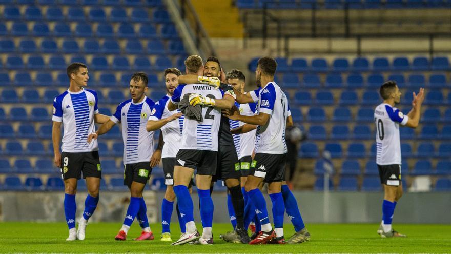 Los jugadores festejan el triunfo del domingo.