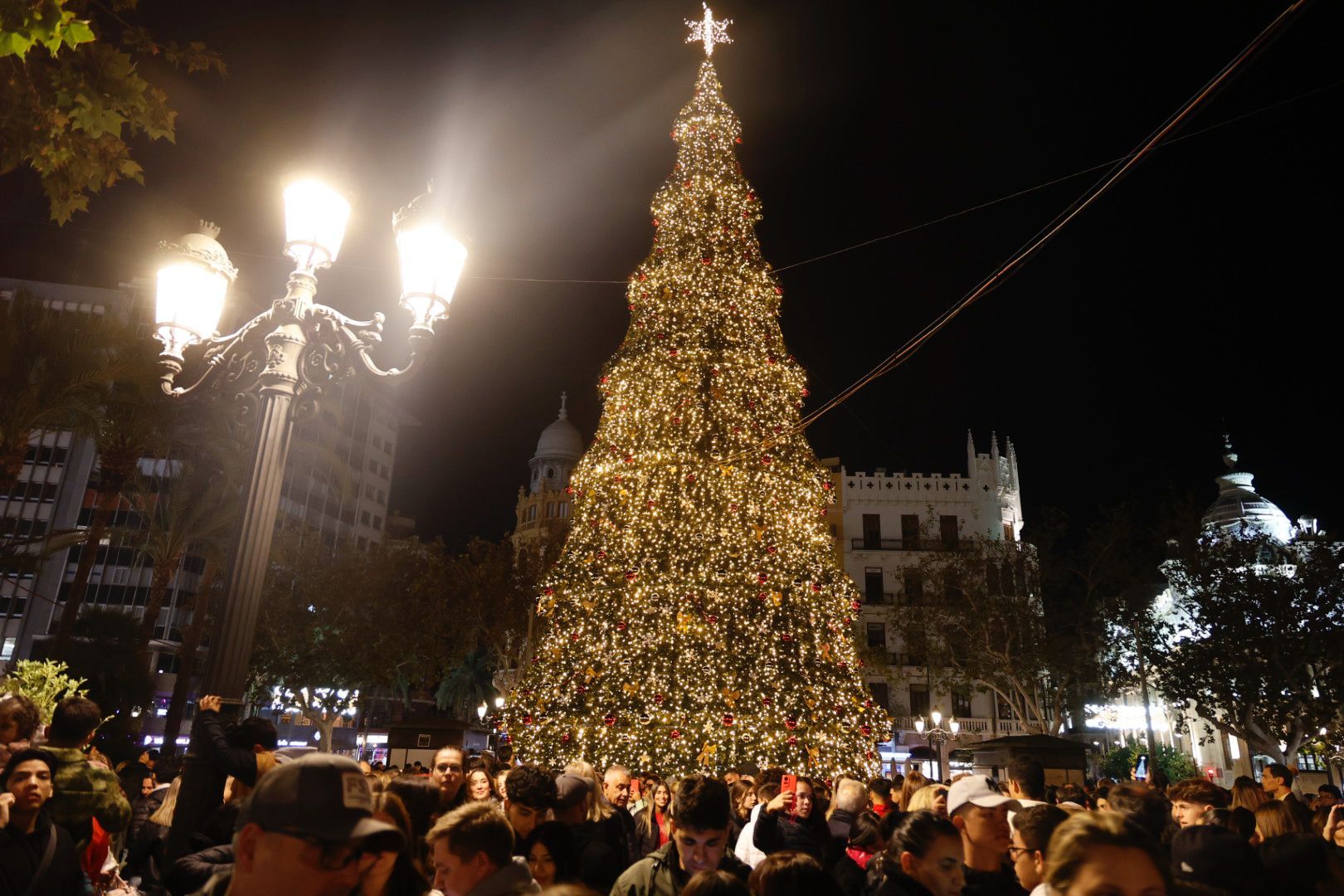 La Navidad llega a València con el encendido de luces