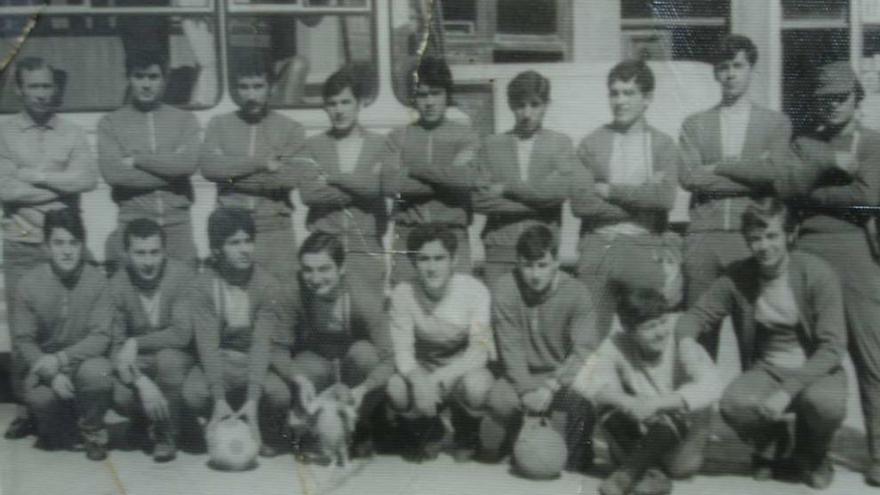 Marcelo, el segundo por la izquierda en la fila de los sentados, en el colegio El Despertador.