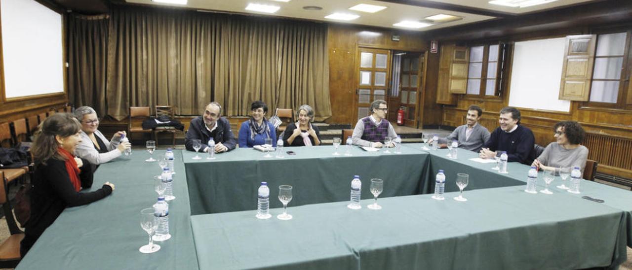 Profesionales de la mediación de toda Galicia, reunidos ayer en el Liceo de Ourense // Jesús Regal