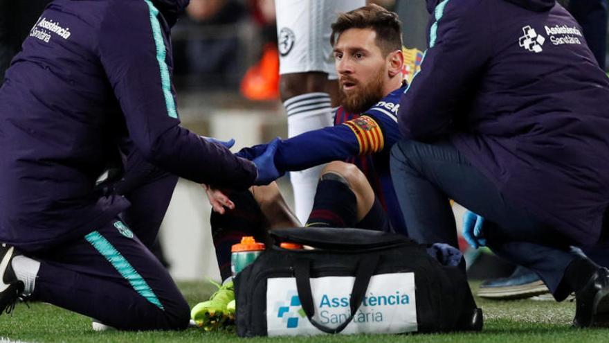 Lionel Messi, atendido durante el Barcelona-Valencia.