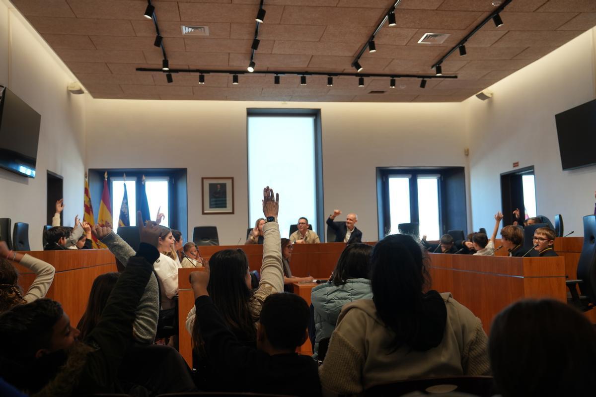 Alumnos de Ibiza llevan al pleno del Ayuntamiento sus propuestas para mejorar la ciudad