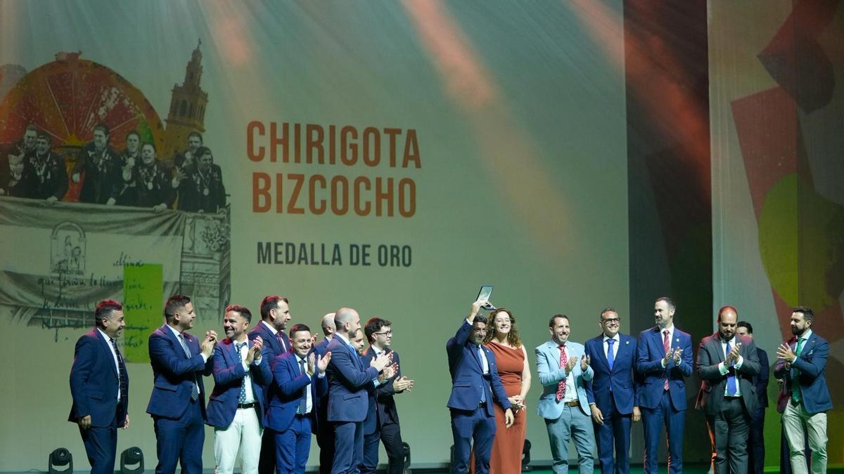 La chirigota del Bizcocho recogiendo la Medalla de Oro de la Provincia de Sevilla.