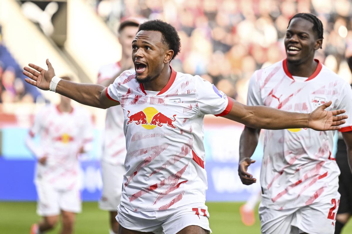 Lois Openda, del Red Bull Leipzig, celebra un gol.