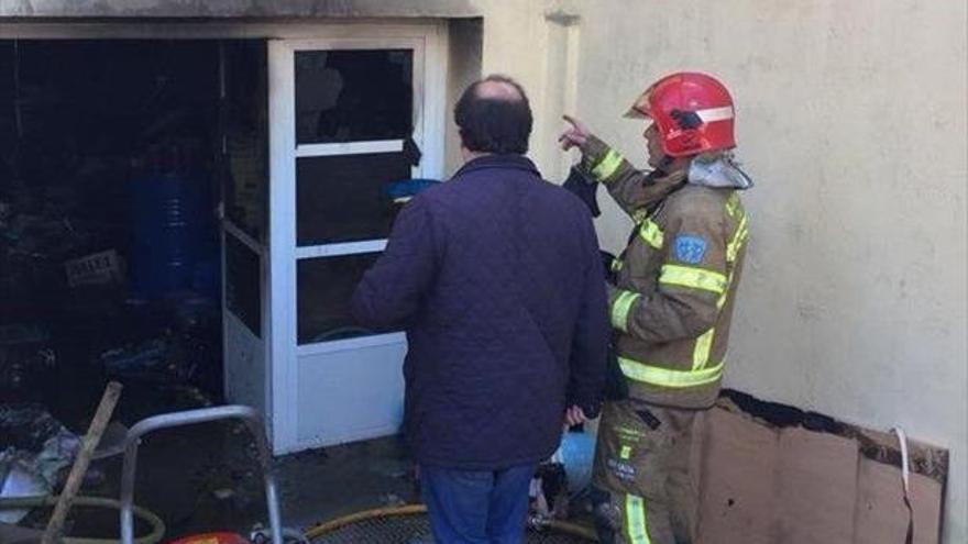 El fuego quema parte de una casa