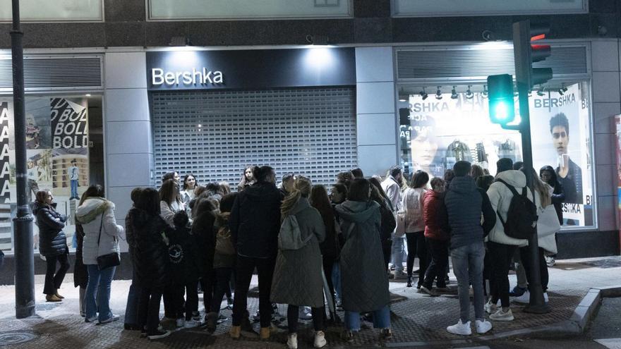 Familiares y amigos del personal de la última tienda de Inditex en la ciudad, en la jornada de cierre, el pasado 9 de noviembre. | Miki López