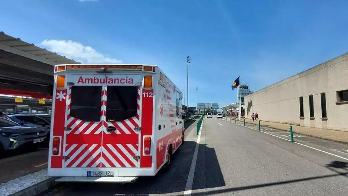 Una ambulancia en el Aeropuerto de Asturias.