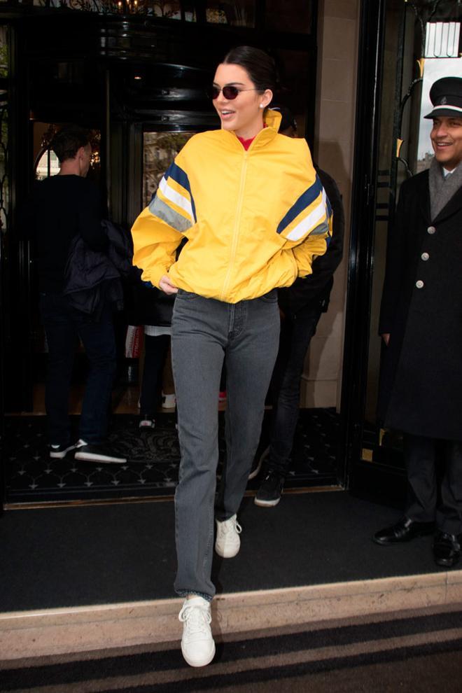 Look de Kendall Jenner con chaqueta de chándal amarilla y vaqueros en París