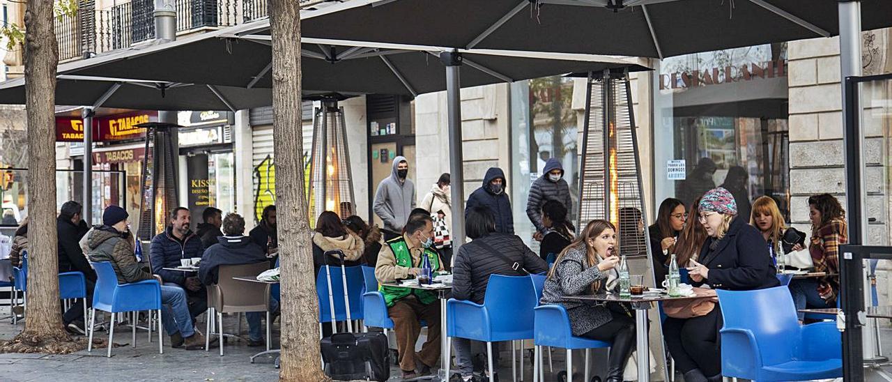 La terraza del restaurante +Natural llena a rebosar en su penúltimo servicio de comidas.