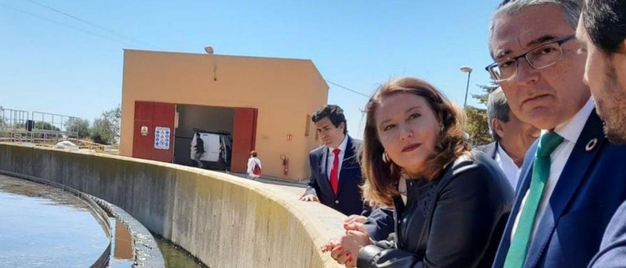Carmen Crespo y Salado, en una visita a la EDAR. | L. O.