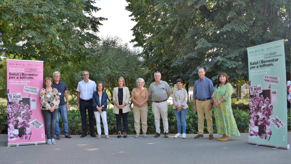 Els representants de l&#039;IAS, de família i Salut Mental, Support-Girona i la Fundació Drissa als jardins del Parc Hospitalari en foto de campanya del Dia Mundial de la Salut Mental