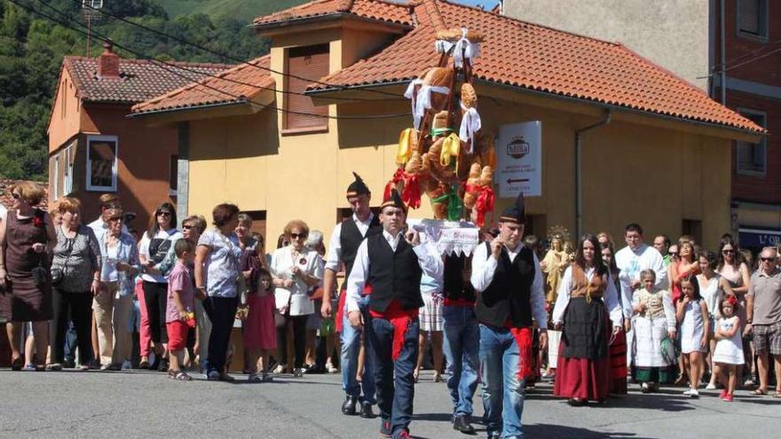 La procesión de las fiestas de Felechosa, con el ramo en primer término.