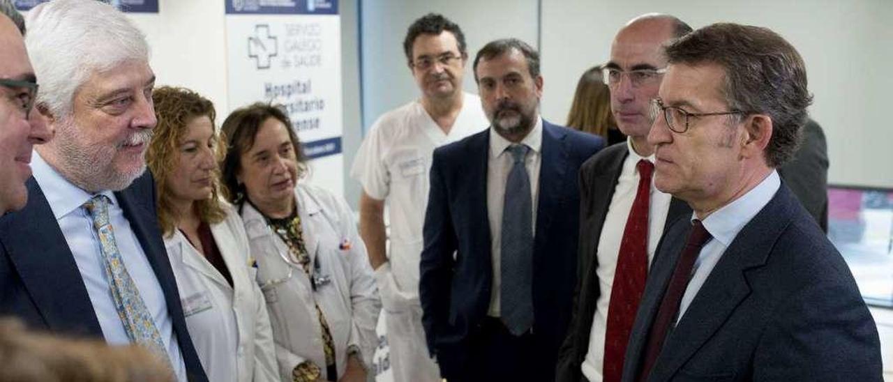 Feijóo y el conselleiro de Sanidade (dcha.) se reunieron ayer en Ourense con responsables de Cardiología. // Brais Lorenzo