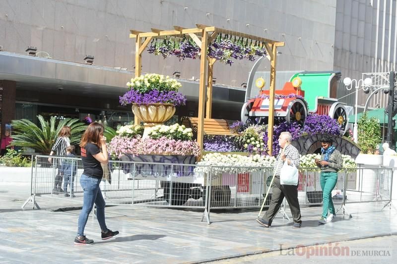 Concentración en la Avenida de la Libertad por la quema de la escultura floral