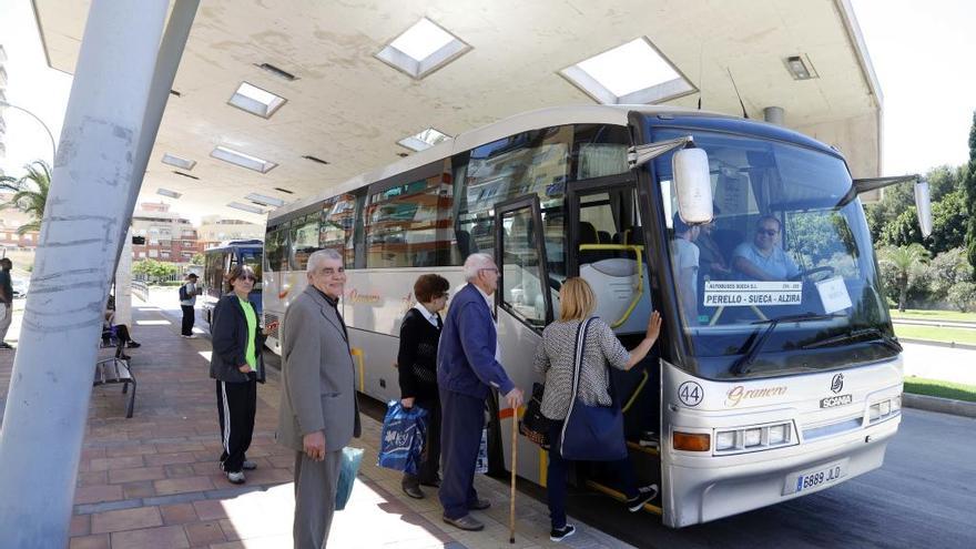 La estación de autobuses de Alzira, situada junto a la variante, en una imagen de ayer.