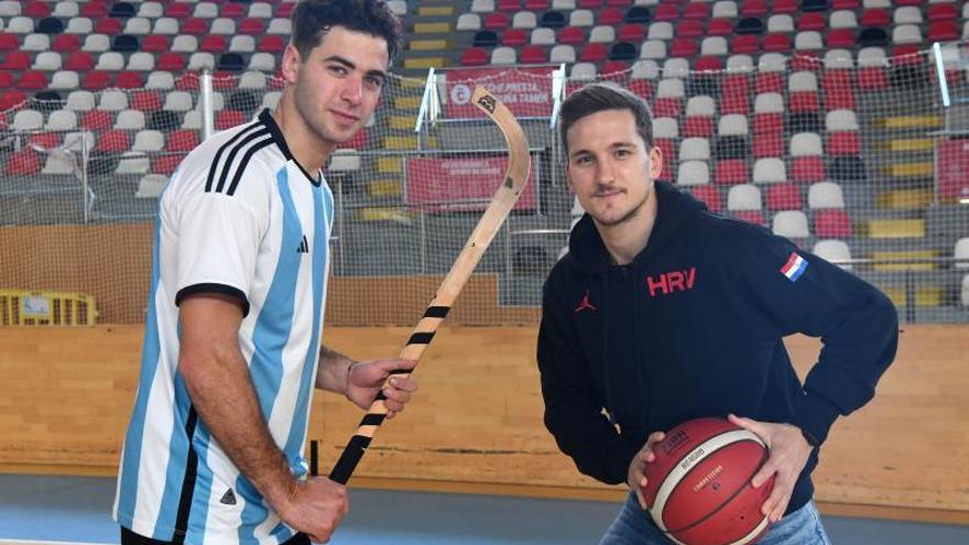 Fabrizio Ciocale, jugador del Liceo, con una camiseta de Argentina, y Goran Filipovic, del Leyma, con una sudadera de Croacia. |  // CARLOS PARDELLAS