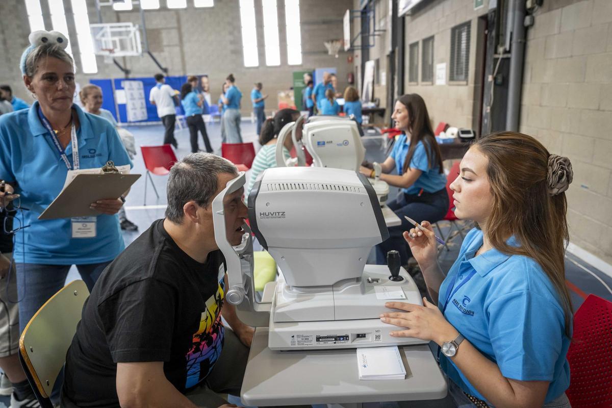 Sant Adrià ofrece revisiones gratuitas de vista y oído a más de 600 personas vulnerables