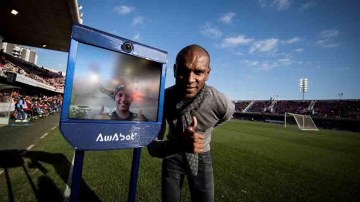 Abidal posa con Robot Pol, novedad en el encuentro de Champions League entre Lyon y Barça