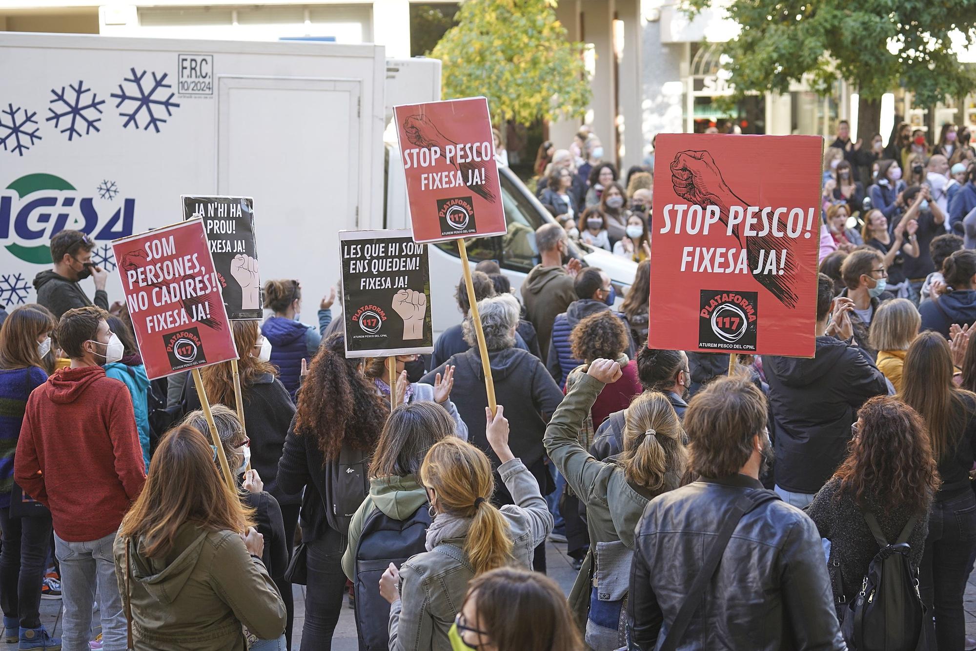 Centenars de professors es concentren a la Delegació del Govern a Girona en contra de la temporalitat