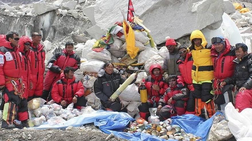 Cada alpinista que suba el Everest deberá recoger y bajar ocho kilos de basura