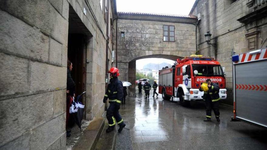 Un escape de gas en el colegio Filipense motivó el último desencuentro de las emergencias. // Iñaki Abella