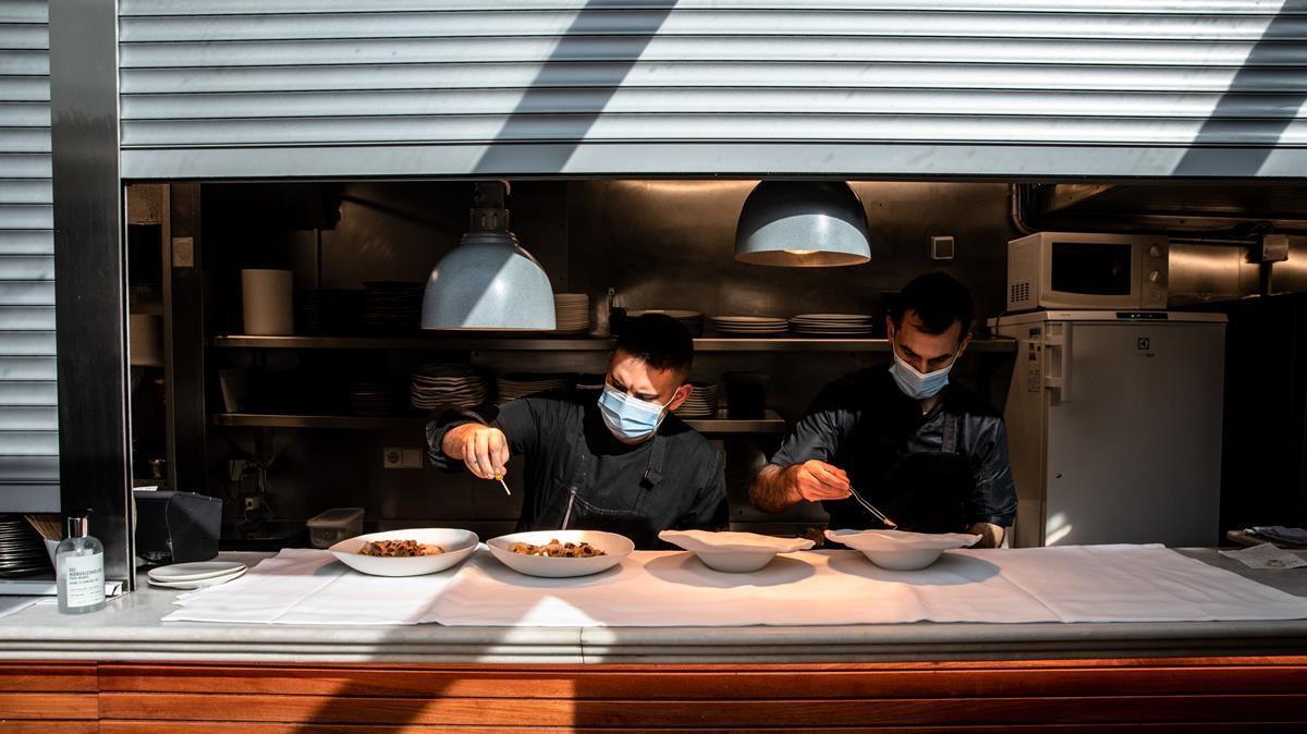 Preparación de algunos de los platos, en el Claris