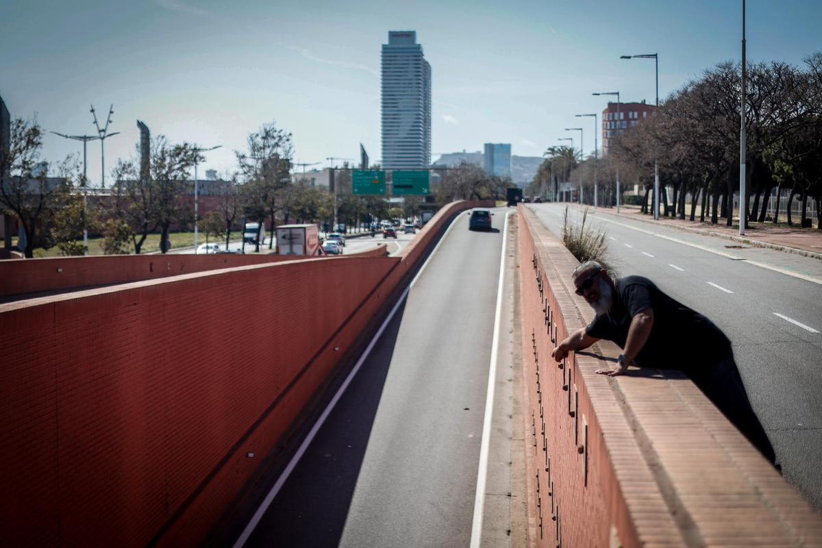 Mor el turista que s’ha precipitat a la Ronda Litoral de Barcelona