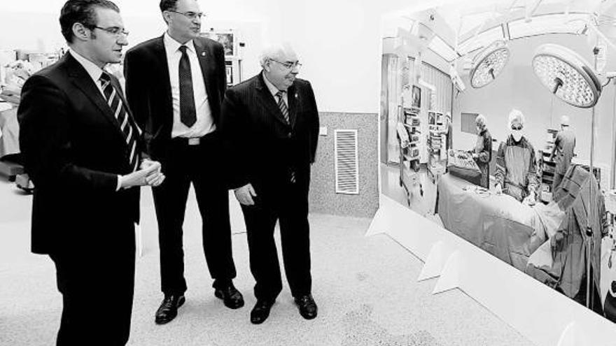 Mario González, a la izquierda, con el ex consejero de Salud Ramón Quirós y el ex presidente del Principado Vicente Álvarez Areces, en una de las inauguraciones del nuevo Hospital Universitario Central de Asturias (HUCA).