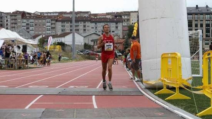 Prueba de atletismo celebrada en el estadio universitario. // J. Regal