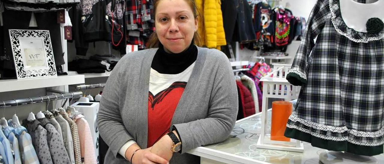 Sabina Rozada, en su tienda de moda infantil de Navia.