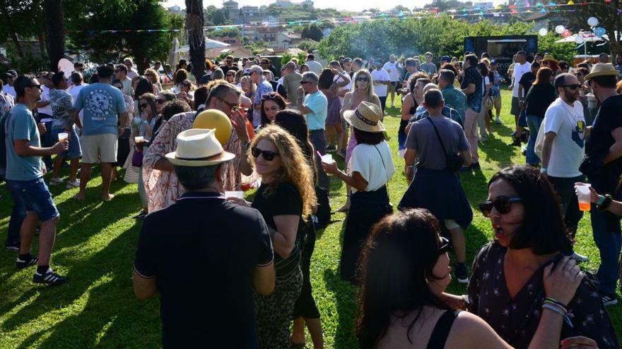 El público disfruta, ayer, del festival snAAck en la Finca Nerga del Hotel H4 de Cangas. | G. Núñez