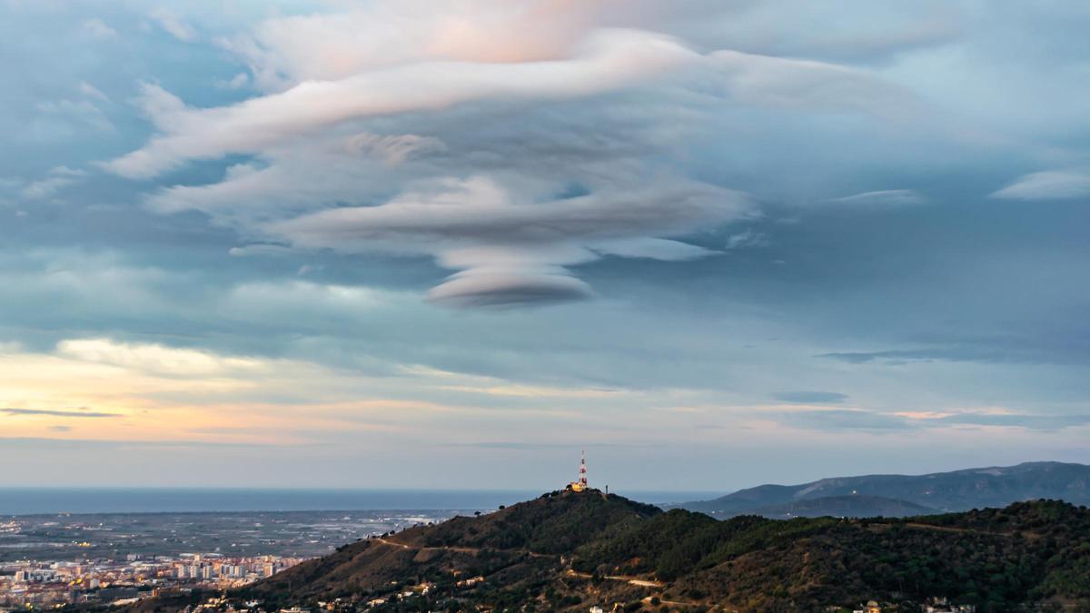 Nubes de viento, del tipo altocúmulos lenticulares, sobre Barcelona, el 14 de enero del 2024